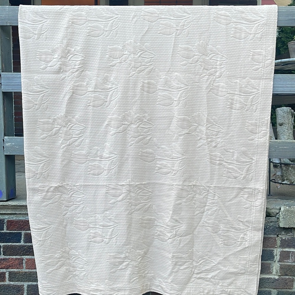 The Company Store Queen Matelassé Tulip flower Coverlet